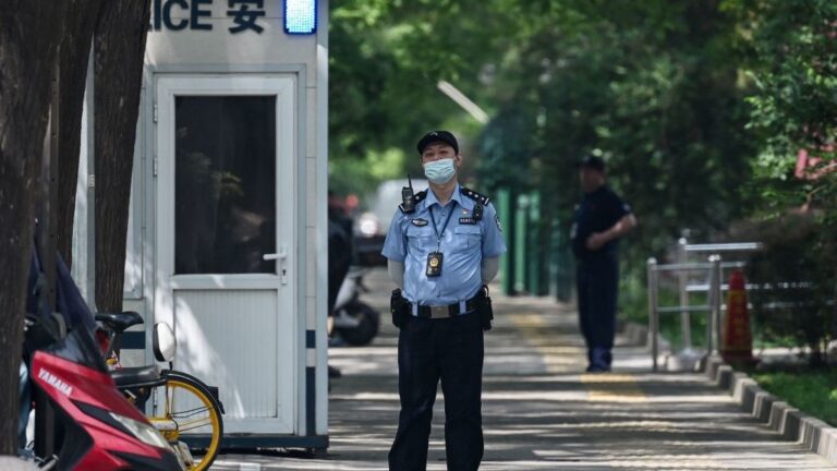 轉發「女子自曝被警察強姦」文章  著名記者姐姐被跨省傳喚