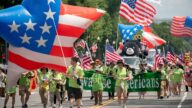 庆祝独立日 缅怀传统 美国华府举行盛大游行