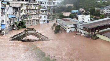 【中国新闻快报】川渝洪灾 铁路桥梁垮塌 河流超警戒水位