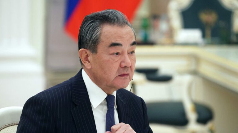 王毅戰狼言論再惹嘲諷：像搓腳大叔