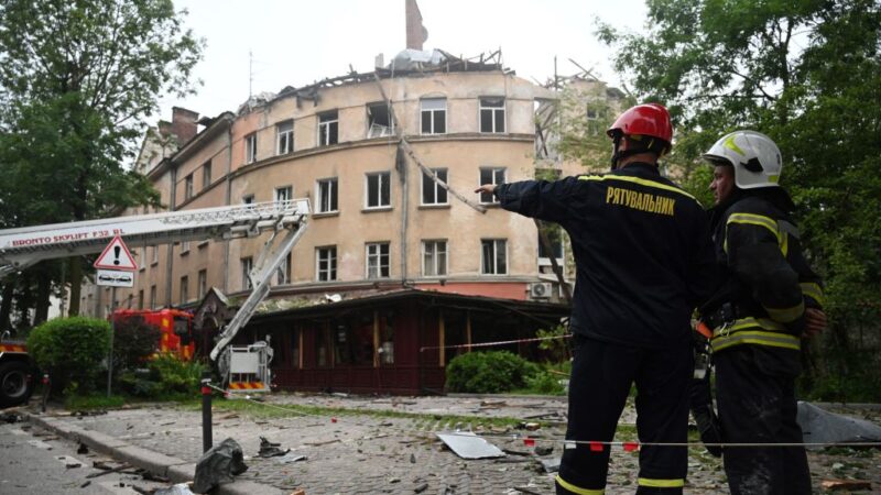 俄夜袭乌西大城 利维夫公寓遭击中至少3人死