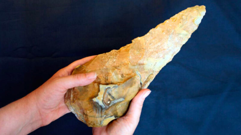 英国出土冰河时代巨型手斧 考古学家惊叹