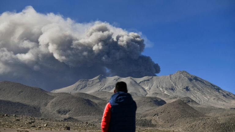 秘魯最活躍火山連續噴發 兩千居民受影響