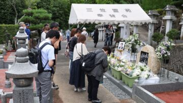 安倍晉三忌日週年 民眾獻花悼念 男子持可疑物引騷動