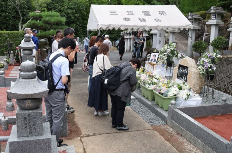 安倍晉三忌日週年 民眾獻花悼念 男子持可疑物引騷動