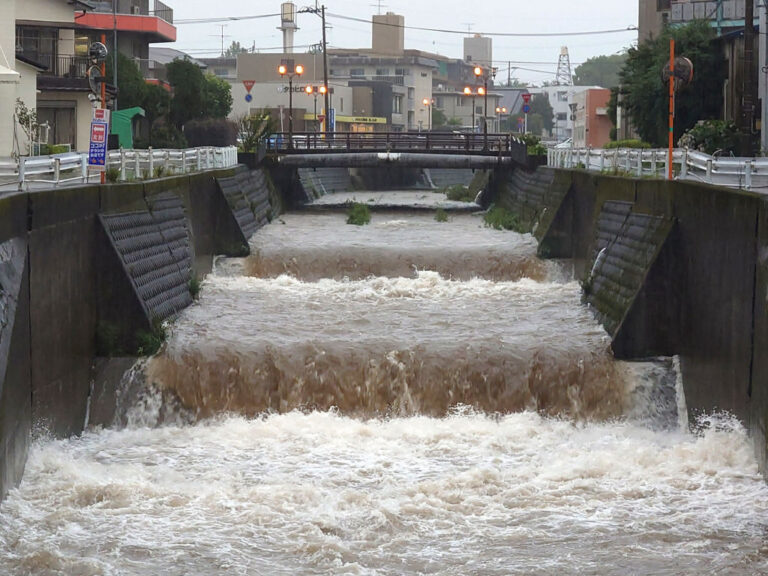 猛烈雨勢 日本九州等地1人失聯 新幹線區間停駛