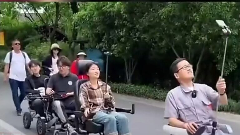 【禁聞】另類抗議? 廣州年輕人乘電動輪椅上街