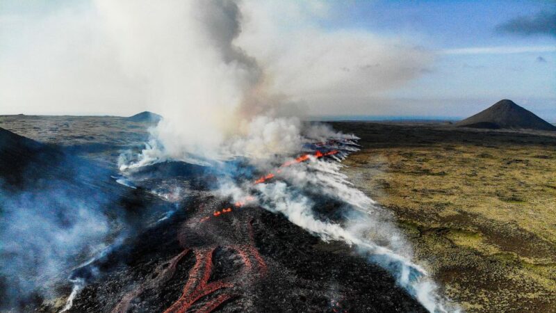 冰岛火山2年来第3度冒岩浆 大量烟雾从地面升起