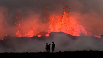 几周内数百次地震 冰岛火山绚丽喷发