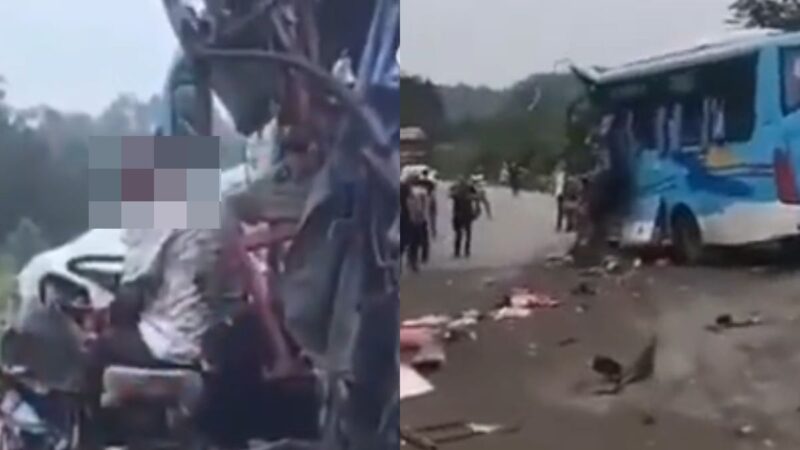 四川一客车与货车相撞 车头全毁 20余人受伤