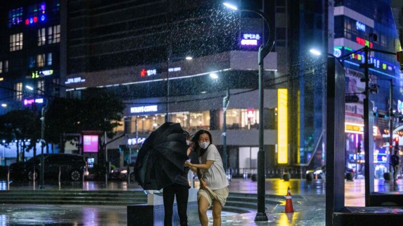 暴雨袭韩国 山崩洪患酿7死3失踪数百人撤离