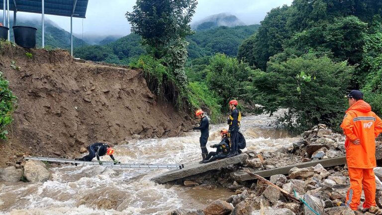 韓國連日暴雨多處山體滑坡 20多人死亡