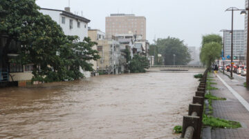 日本秋田降下破纪录大雨 6条河川氾滥 市区汪洋一片