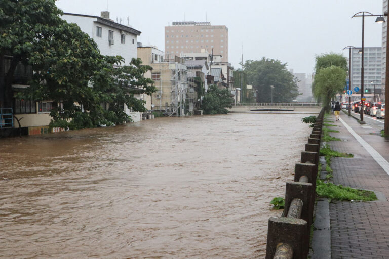 日本秋田降下破紀錄大雨 6條河川氾濫 市區汪洋一片
