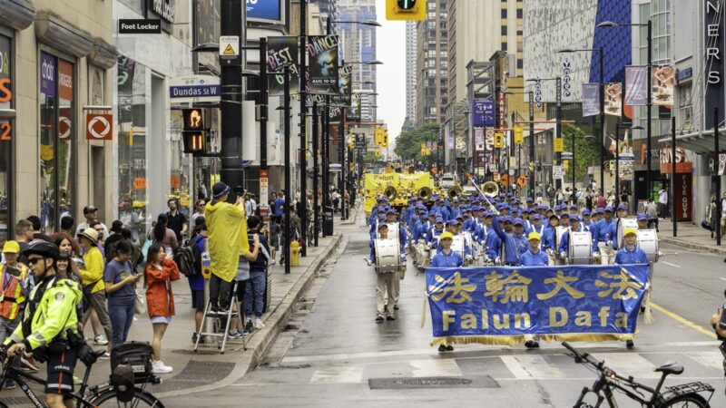 反迫害24周年 多伦多千名法轮功学员大游行