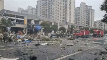 【中国新闻快报】江苏大爆炸方圆500米被摧毁 甘肃五轿车三货车连环追撞