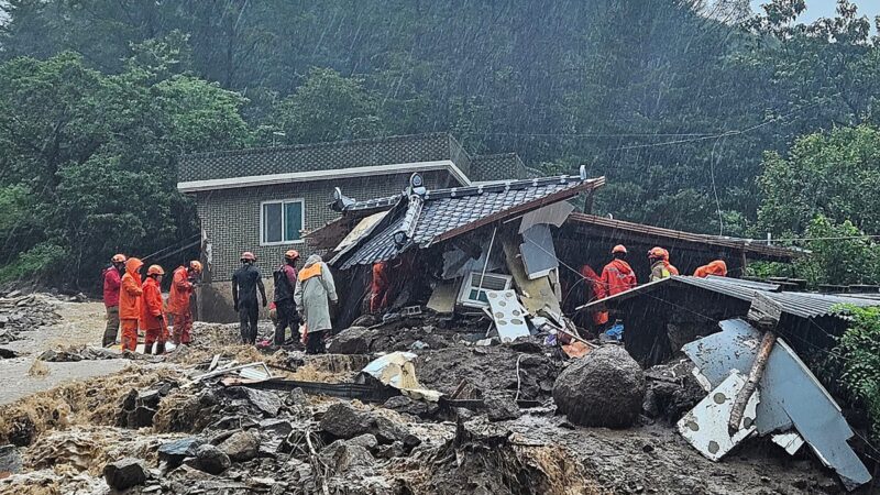 暴雨袭击韩国 山体滑坡隧道灌水 至少40人遇难