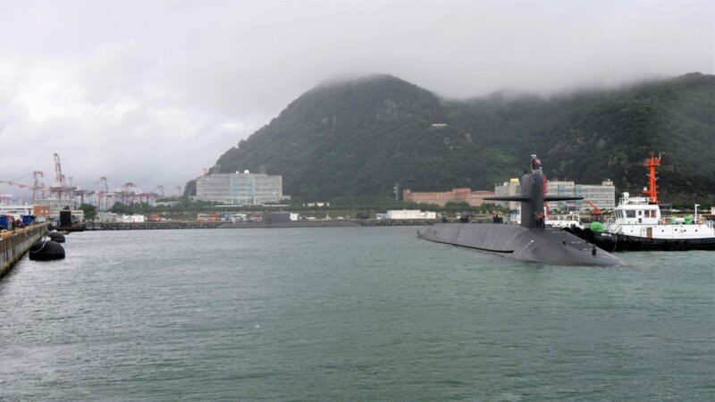 美军核潜舰42年来首停韩国 朝鲜今晨射两枚飞弹