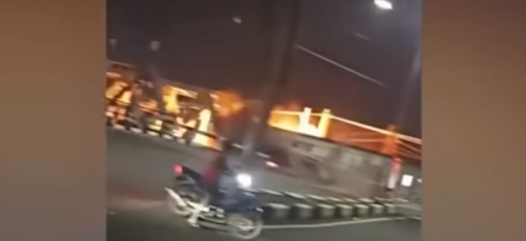 印尼卡車拋錨在鐵軌上 遭火車迎面撞上爆炸起火(視頻)