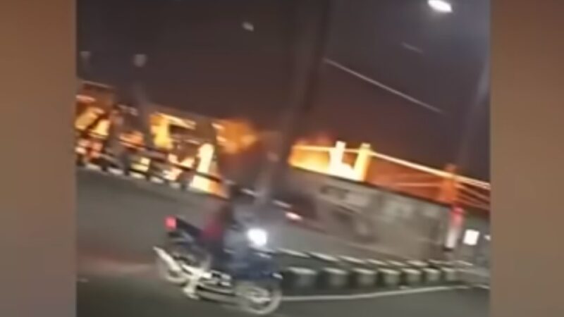 印尼卡车抛锚在铁轨上 遭火车迎面撞上爆炸起火(视频)