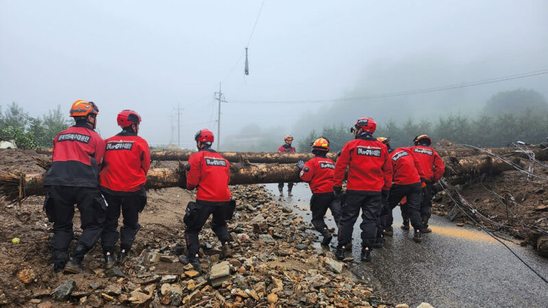 韩国暴雨成灾累计44死 一搜救军人遭急流冲走