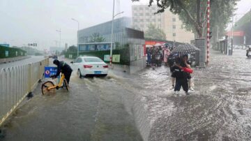 【中國新聞快報】江蘇南京暴雨 街道嚴重積水 開啟看海模式