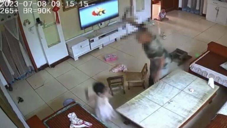 許昌老人闖門斧砍兩幼童 傳因鄰里糾紛
