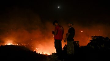 希腊罗德岛野火肆虐 数万人紧急撤离