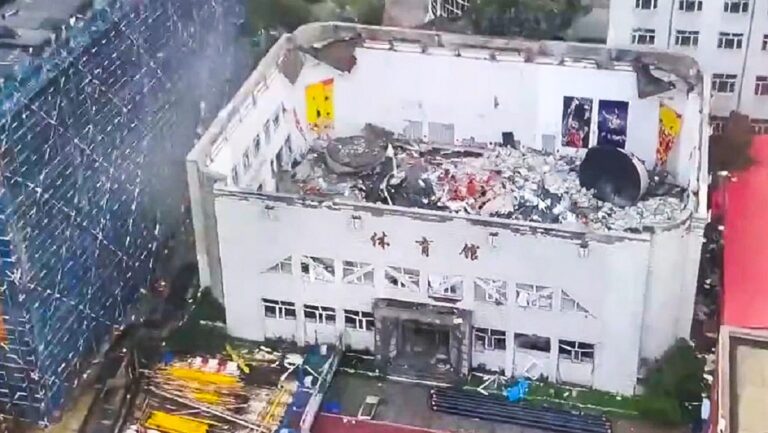 【中國新聞快報】黑龍江一體育館坍塌 甘肅千年古寺突發大火