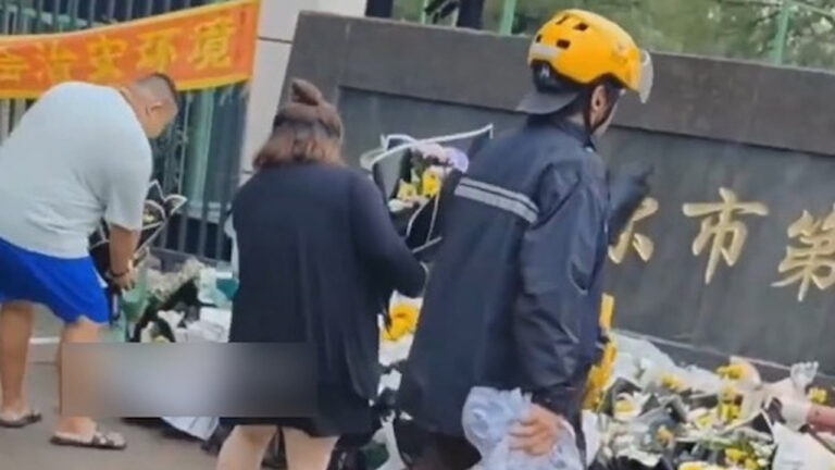 【中國一分鐘】黑龍江體育館坍塌案次日 市民冒雨獻花悼念