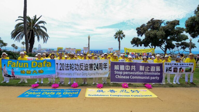 法輪功學員洛杉磯海灘築真相長城 遊客力挺