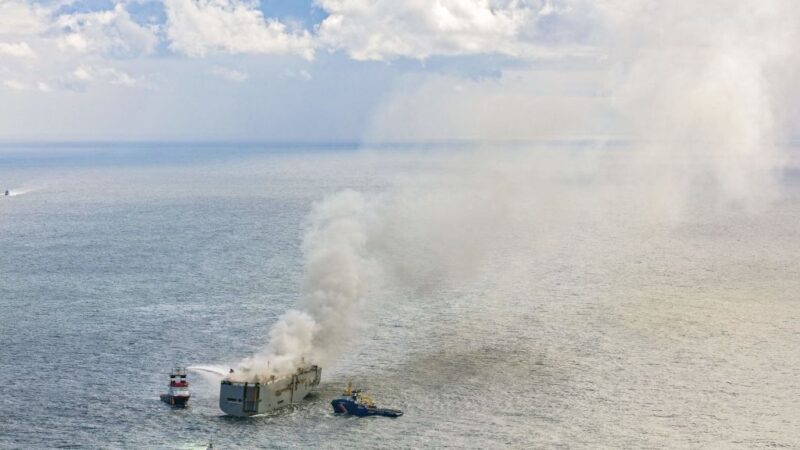 載三千輛汽車運輸船 荷蘭外海起火 至少一船員喪生
