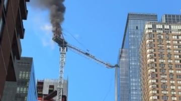 曼哈顿高楼吊臂起火坠地 撞烂大楼 6人受伤