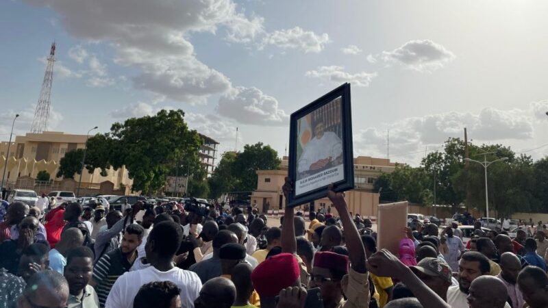 尼日爾軍人扣押總統貝佐姆 關閉邊境實施宵禁