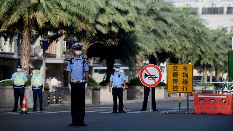 【中国新闻快报】大运会开幕 成都风声鹤唳 戒备森严 如临大敌