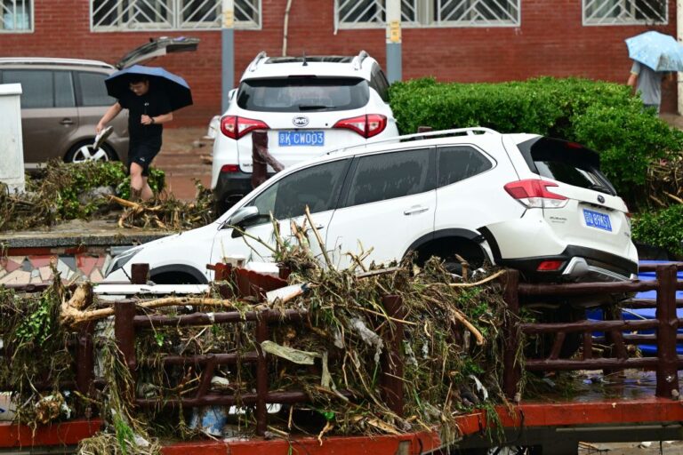 北京暴雨沖走大量汽車 房山區80人被困（視頻）