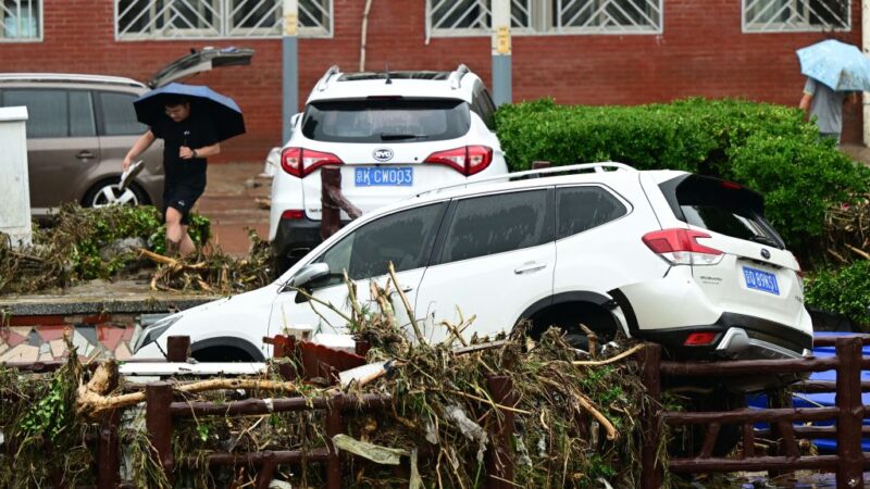 北京暴雨沖走大量汽車 房山區80人被困（視頻）