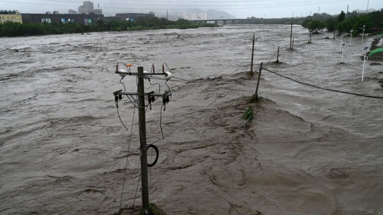 楊寧：大暴雨與強颱風侵襲 再示警中南海