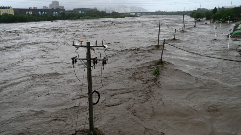 组图：北京特大暴雨 房屋被冲进河流 多人死亡