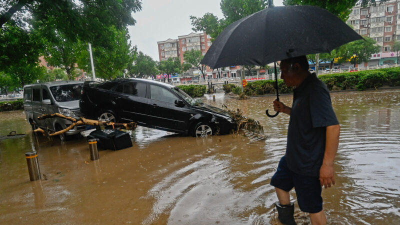 【中国一分钟】华北罕见暴雨 北京商城前道路塌陷现巨大天坑