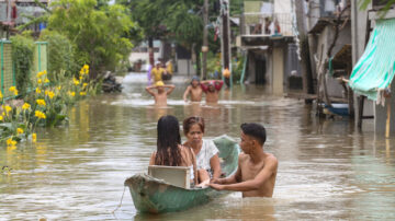 中国多地暴雨 水库泄洪加重灾情