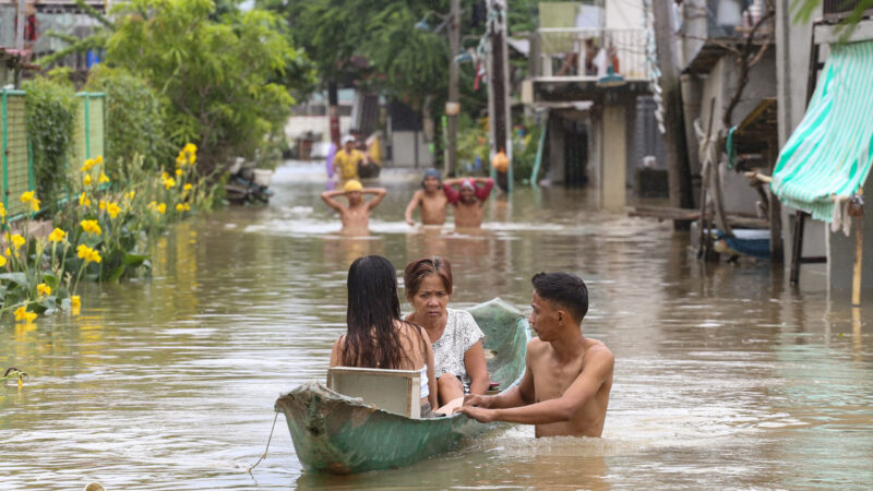 中国多地暴雨 水库泄洪加重灾情