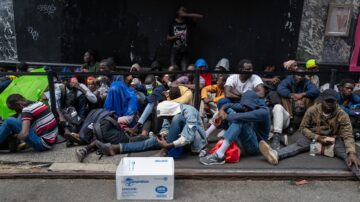 非法移民危机 庇护客挤爆纽约酒店 露宿街头