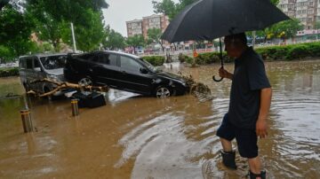 北京大兴机场一片汪洋 数十架客机降落外地