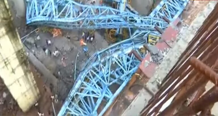 印度高速公路起重機突然倒塌 至少17人慘遭壓死