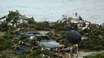 北京洪水冲走大量汽车 泄洪淹没多村