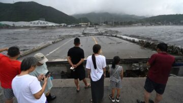 北京暴雨：三列火车受困 站内大量乘客滞留