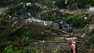 組圖二：北京洪災 大量汽車被沖走 畫面駭人