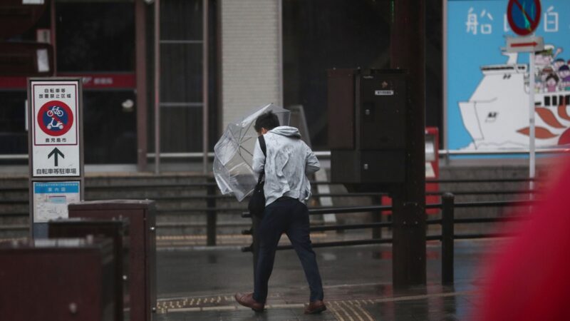 台风卡努横扫日本冲绳 西行奔赴中国东部