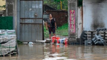 【中国新闻快报】北京多水库河流同日泄洪 多地被淹 民众求救